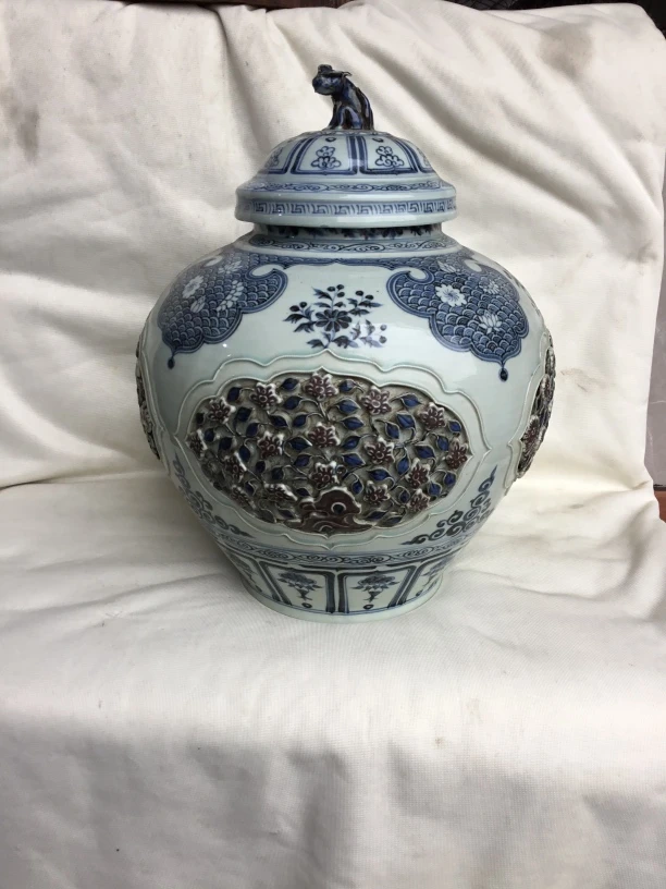 陶瓷艺术品青花釉里红捏花罐