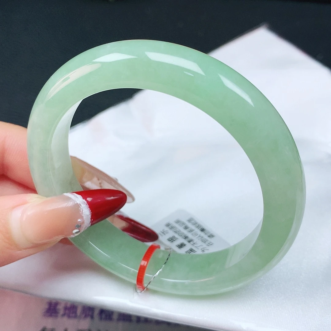 翡翠手镯未镶嵌55圈