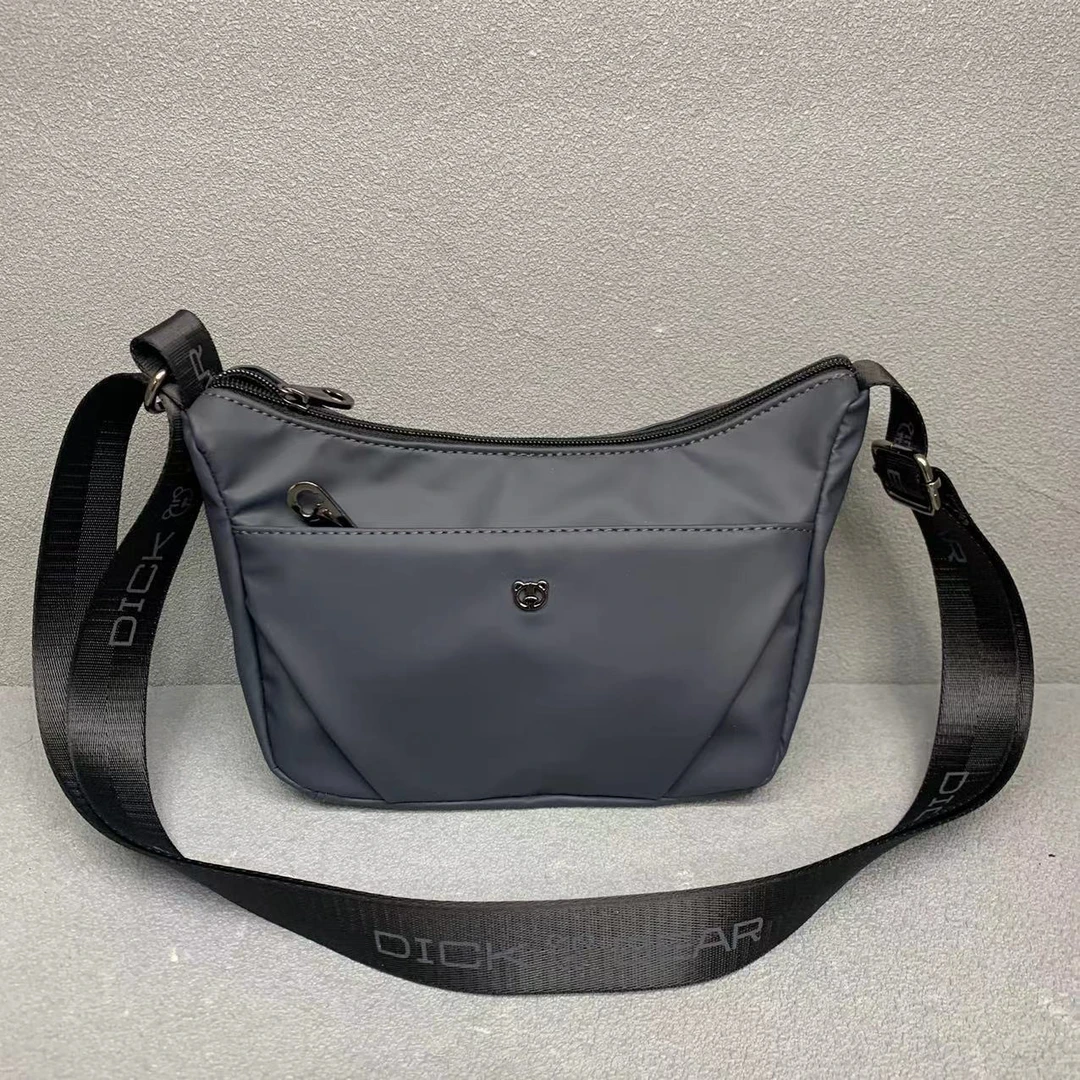 DICK BEAR/迪克熊新款5005休闲斜挎包女款大空间防水休闲包