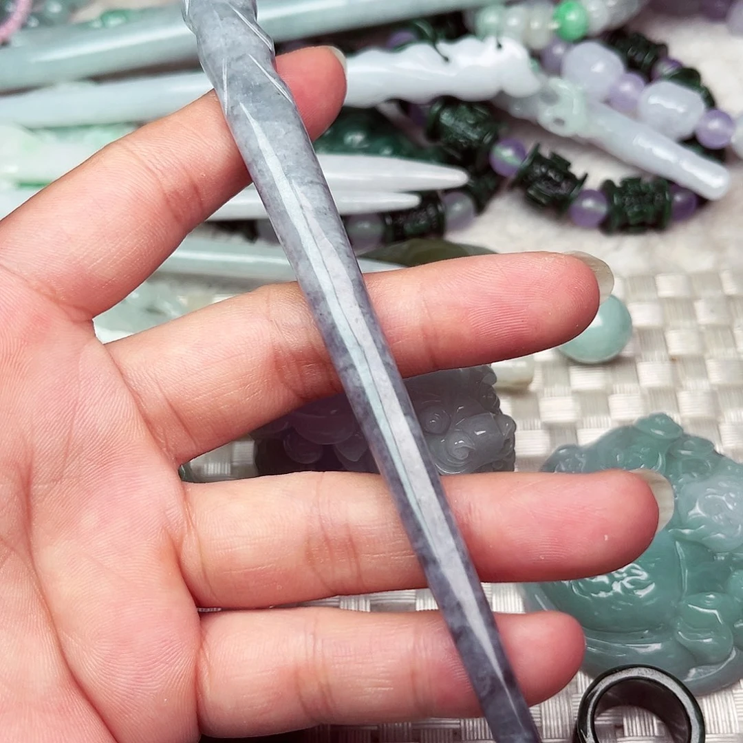 翡翠挂件未镶嵌翡翠