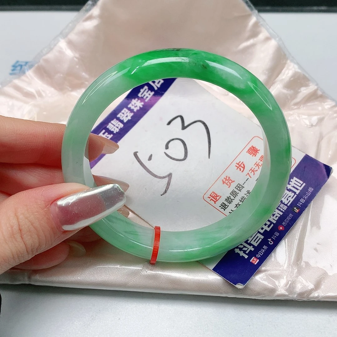 翡翠手镯未镶嵌翡翠手镯