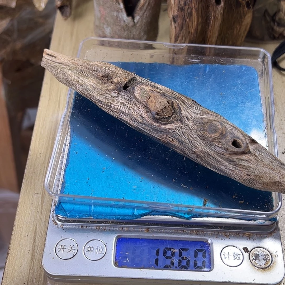 香料绿奇楠虫漏19克蓝宝石