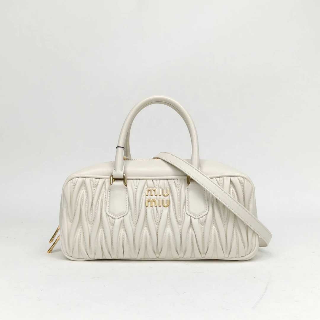 99新 MIU MIU/缪缪 【黑黑】 白色 皮革S 褶皱 保龄球包 27