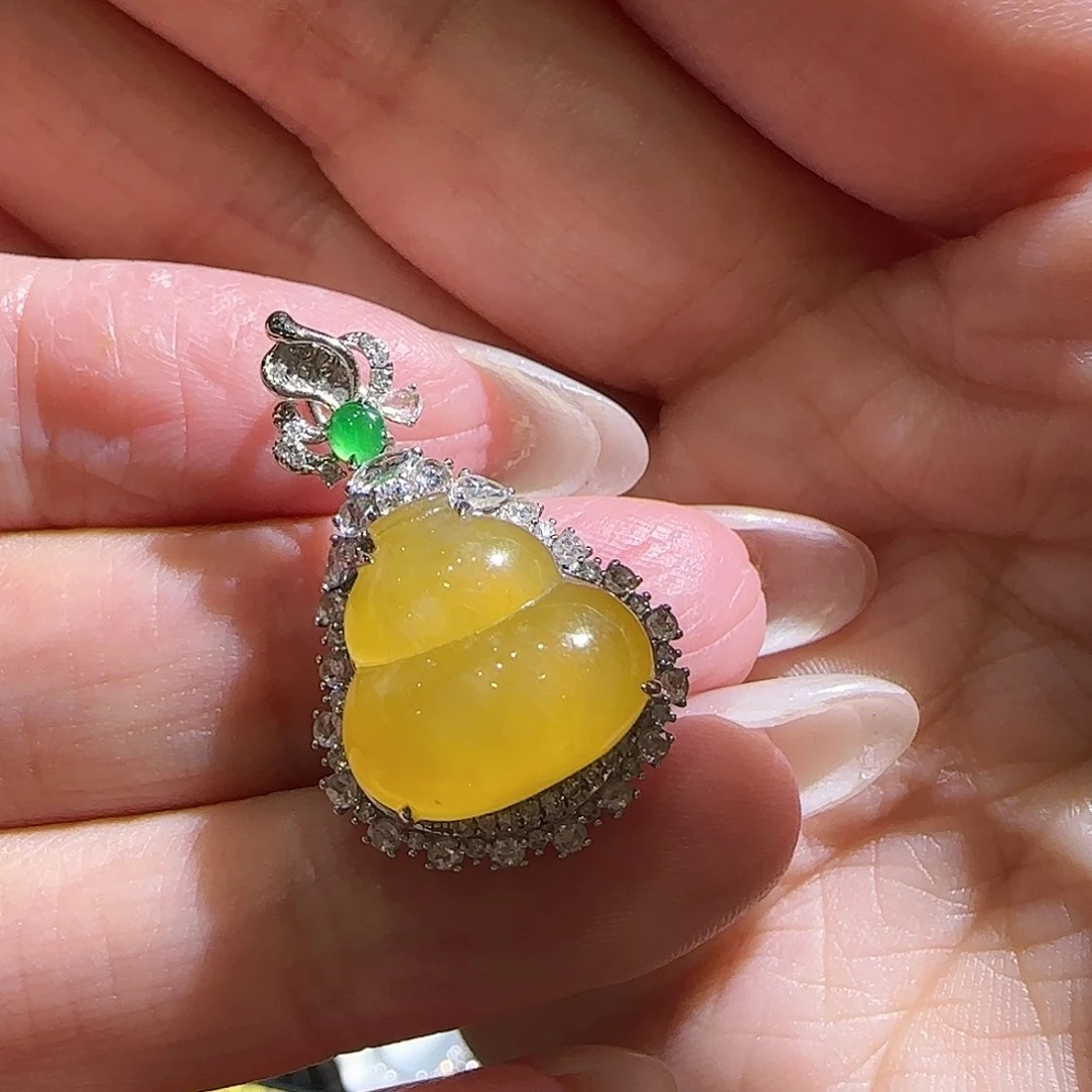 【闪购商品】颈饰18K金镶嵌翡翠鹿***了天然A货翡翠