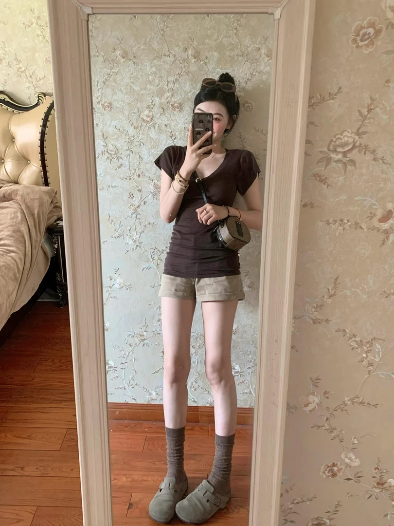 【好久不见】气质V领T恤上衣显瘦百搭修身高腰卡其牛仔短裤套装女