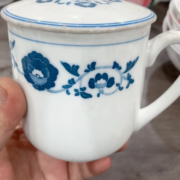 盘釉下五彩的瓷器和瓷器