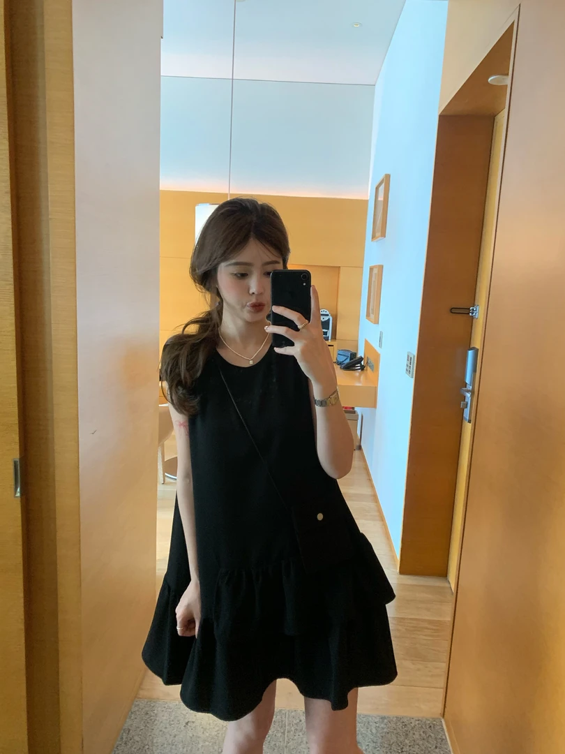 【花花】小黑裙~设计感圆领荷叶边无袖背心连衣裙配包包