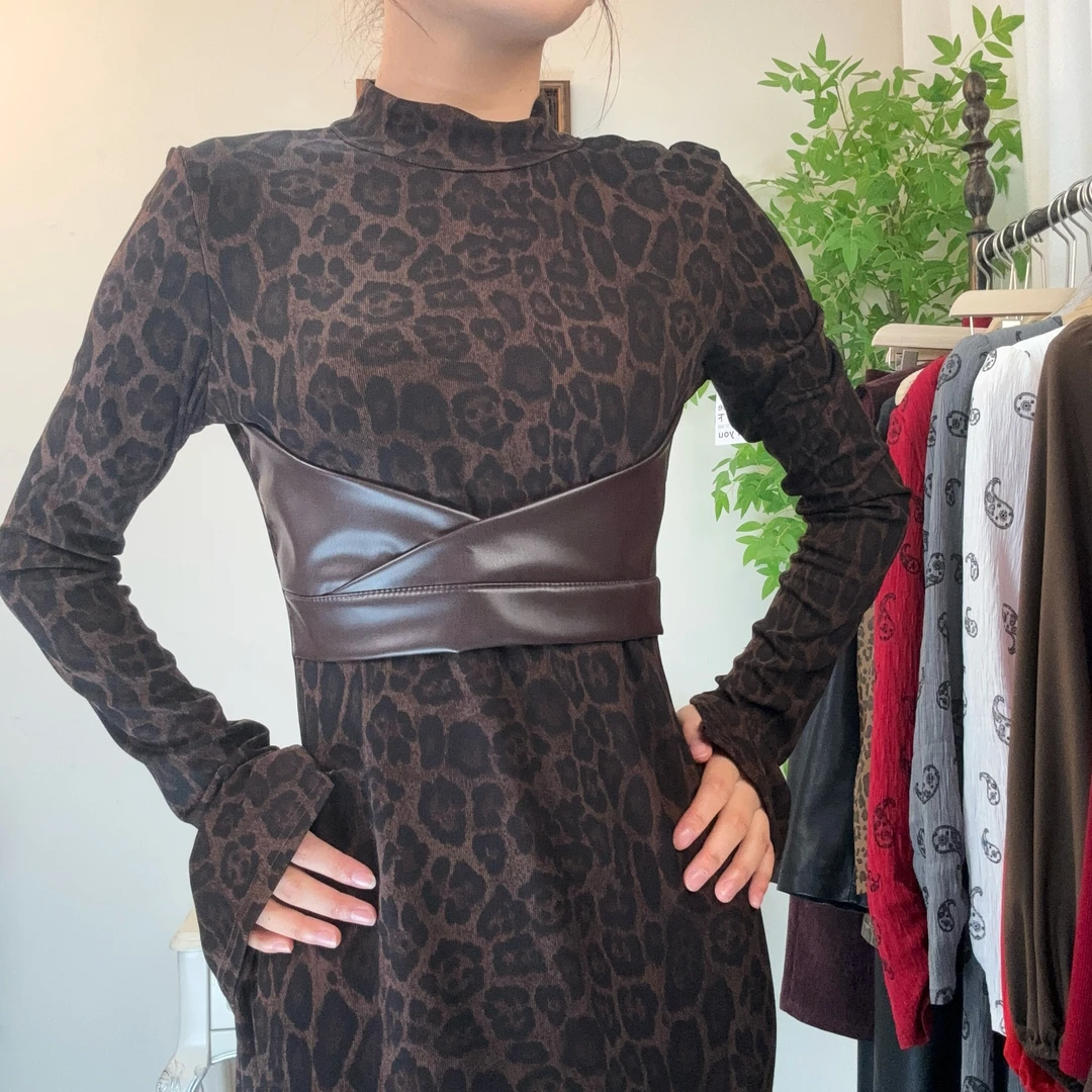 维吾尔族定制2025年春季安哥拉红豹纹配皮连衣裙复古时尚长袖气质