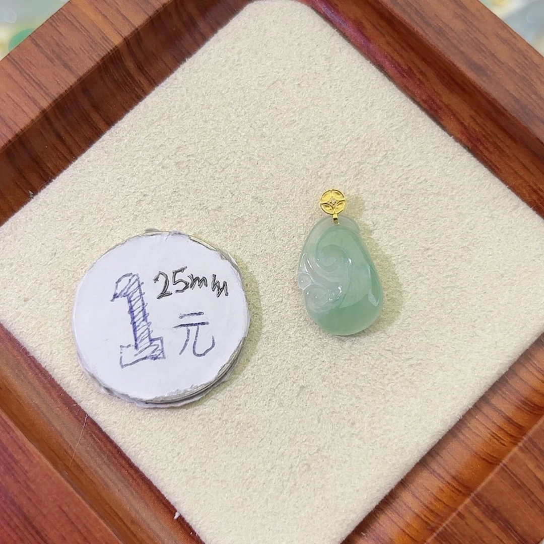 翡翠18K金镶嵌颈饰如意