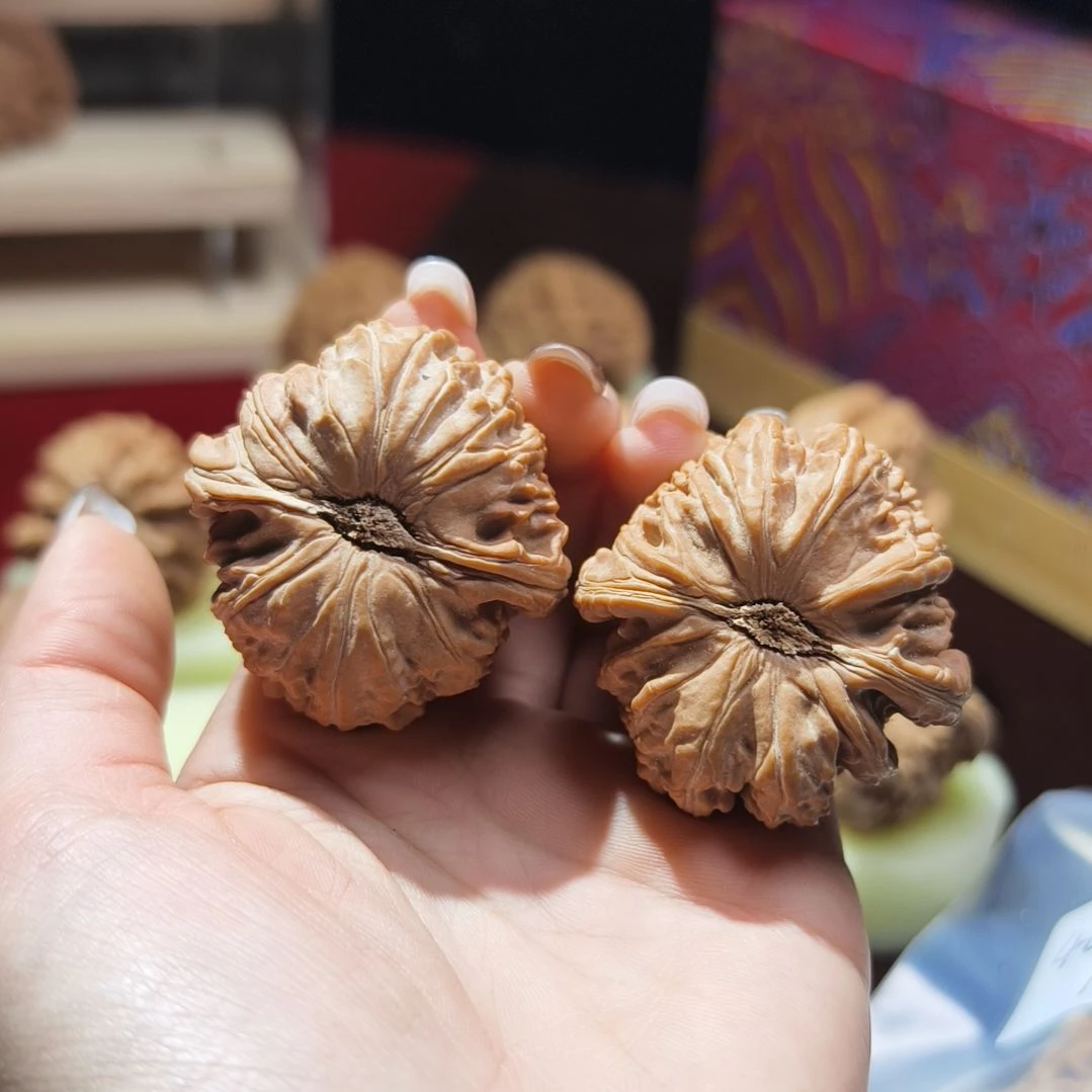 伟***伟吊坠文玩核桃44 卡姿兰白狮子