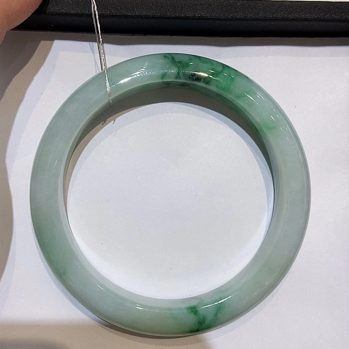 翡翠手镯未镶嵌玉镯