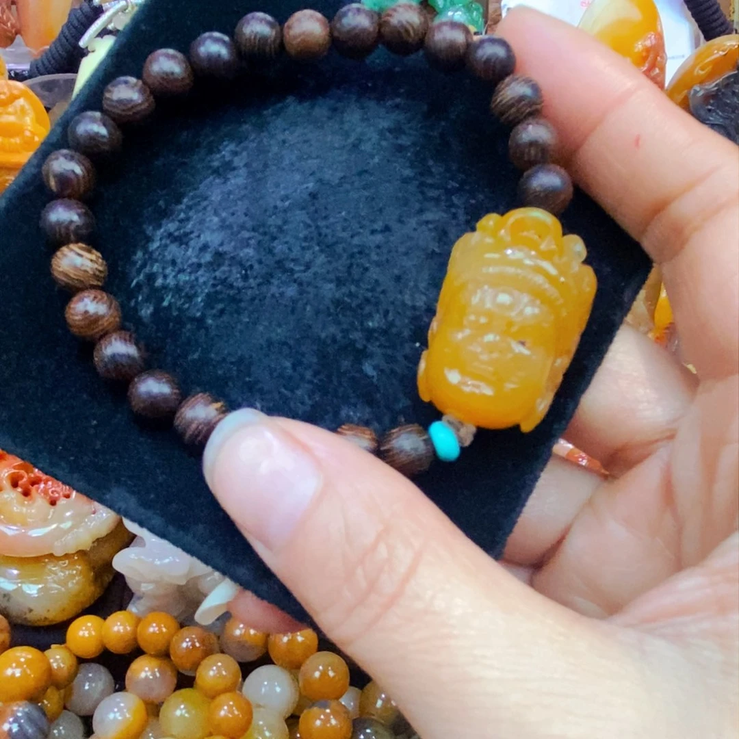 未镶嵌石英质玉（黄龙玉）颈饰