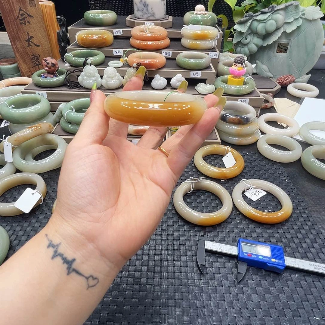 石英质玉手镯未镶嵌心***?