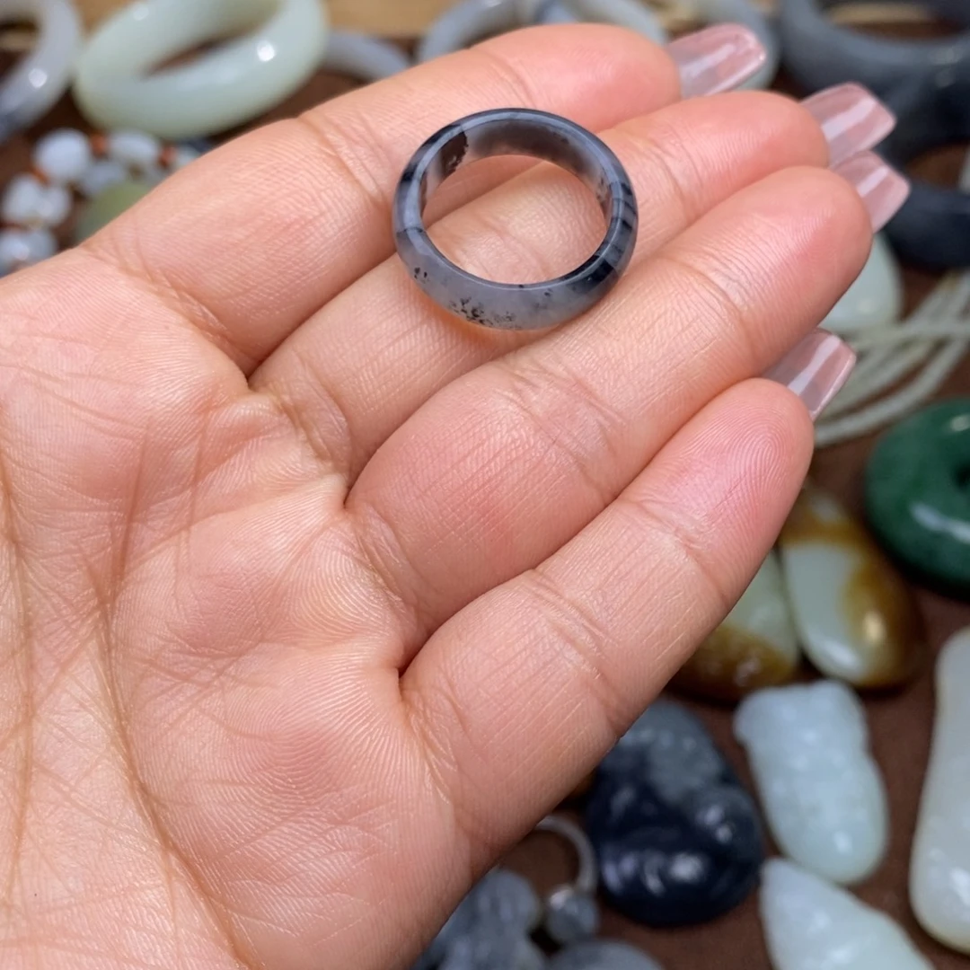 小****和田玉未镶嵌颈饰