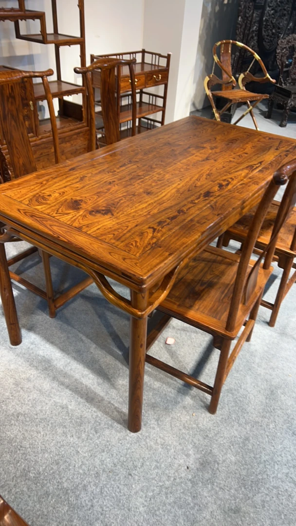 一桌4椅子……………………