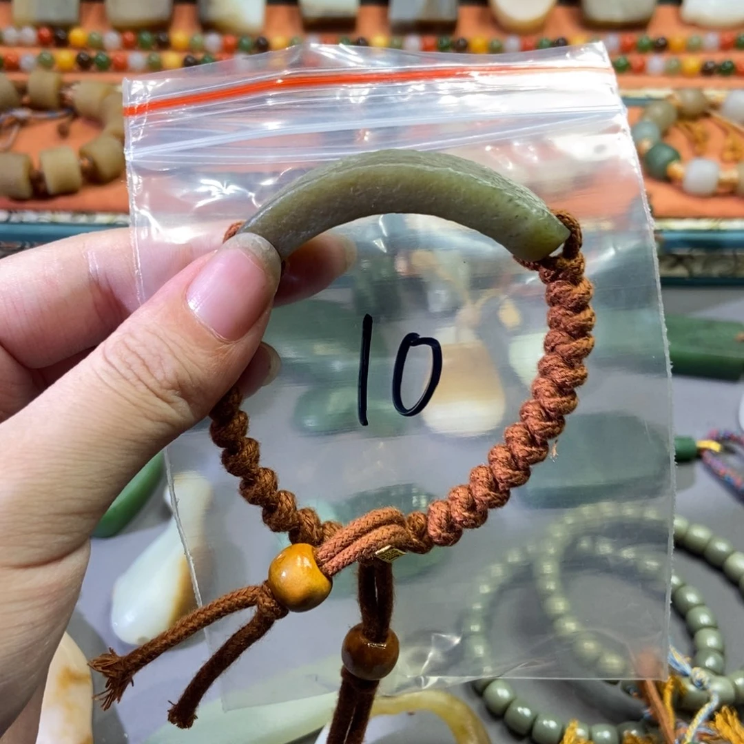 和田玉颈饰未镶嵌转***笑