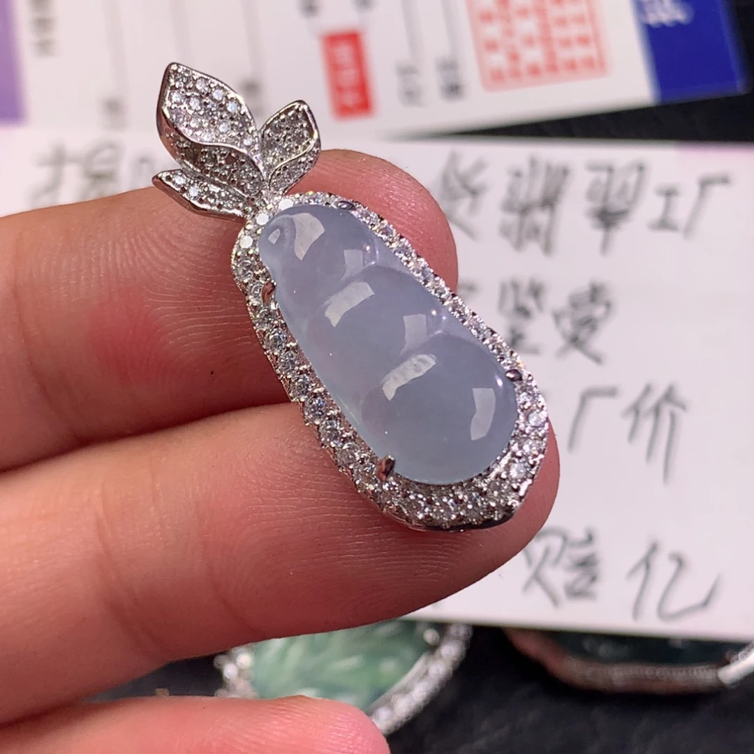 翡翠未镶嵌颈饰福豆