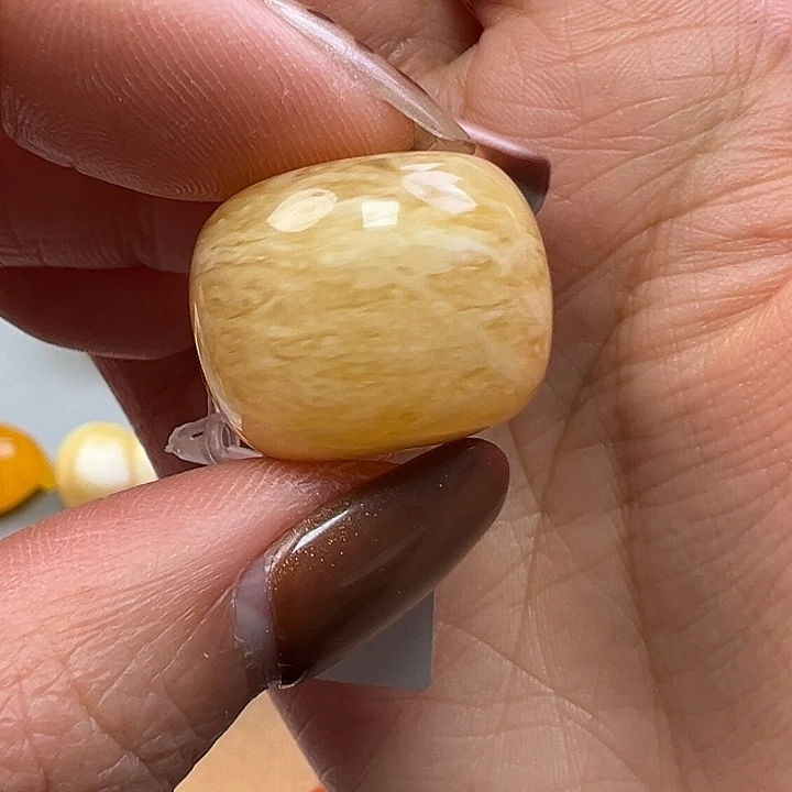 蜜蜡未镶嵌珠宝奇石