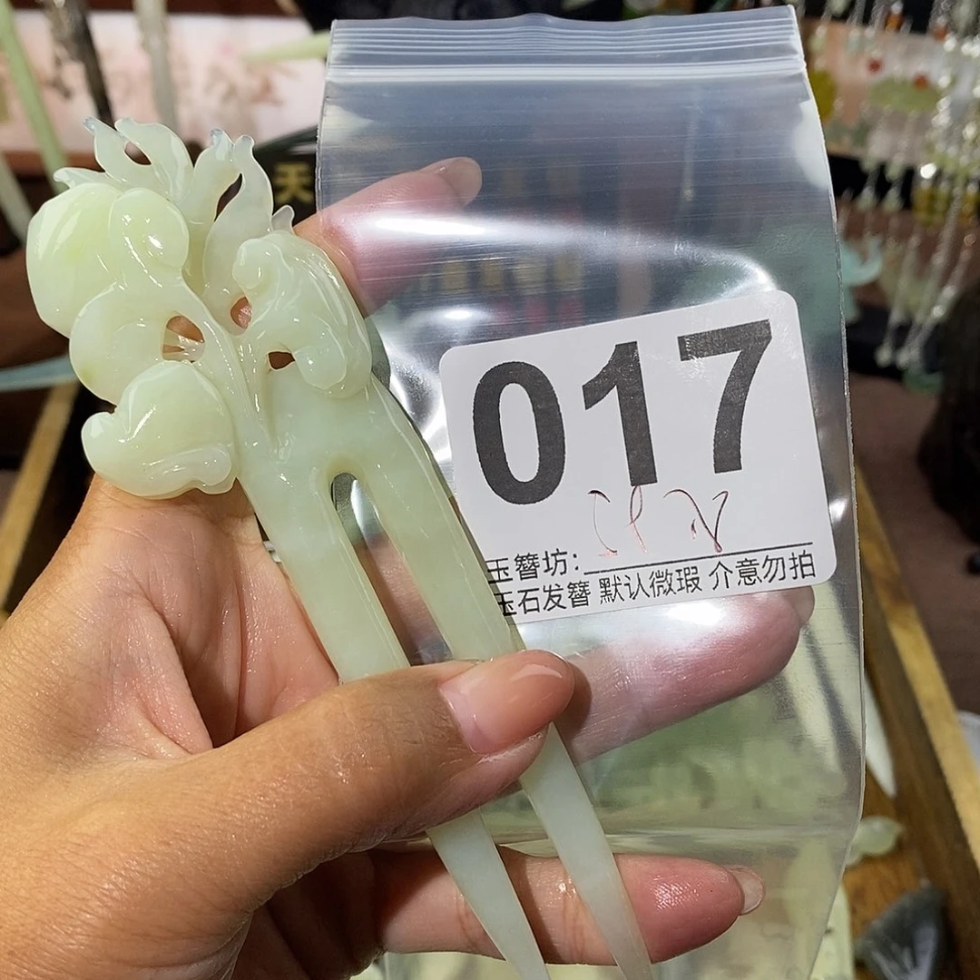 小***任未镶嵌蛇纹石玉发饰