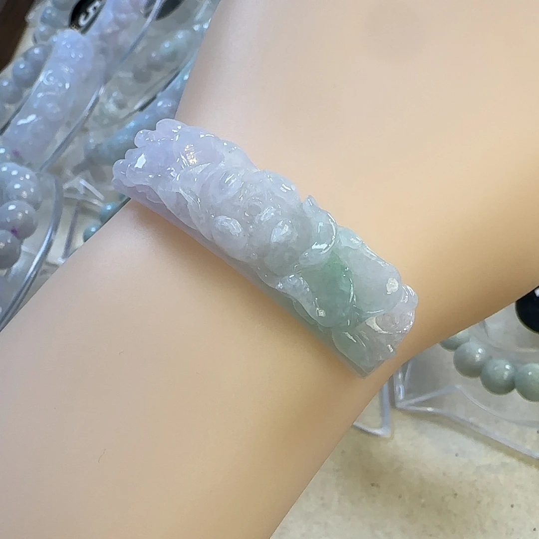 麦***子翡翠未镶嵌颈饰手牌