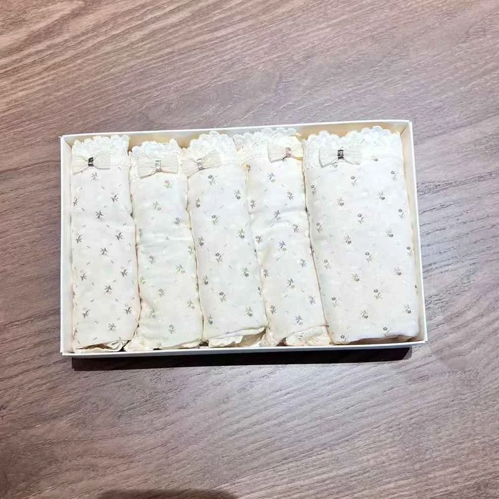 1028 蕾丝边米色碎花短裤