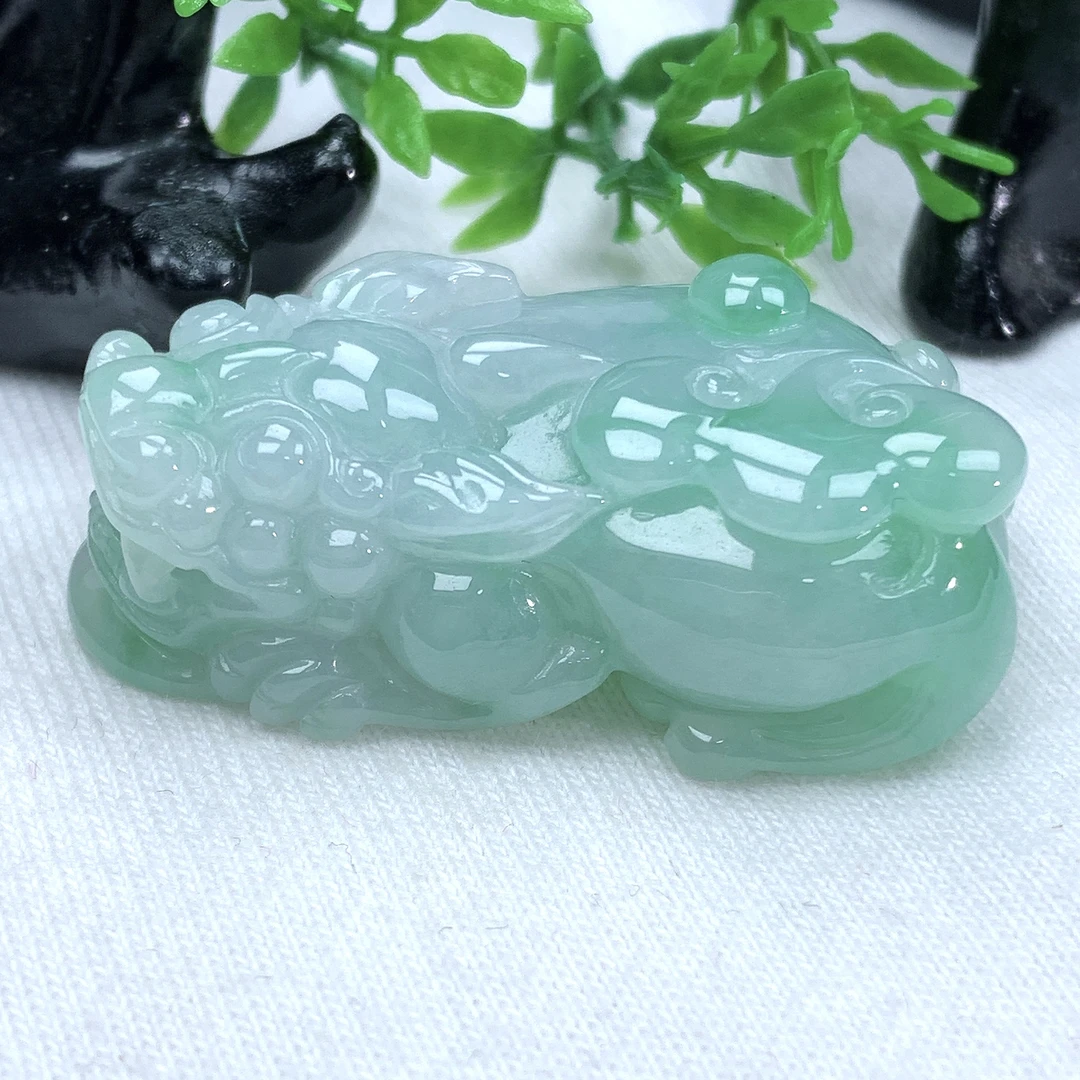 天然缅甸翡翠A货冰润飘绿阴阳脚貔貅吊坠40−22.9−13mm