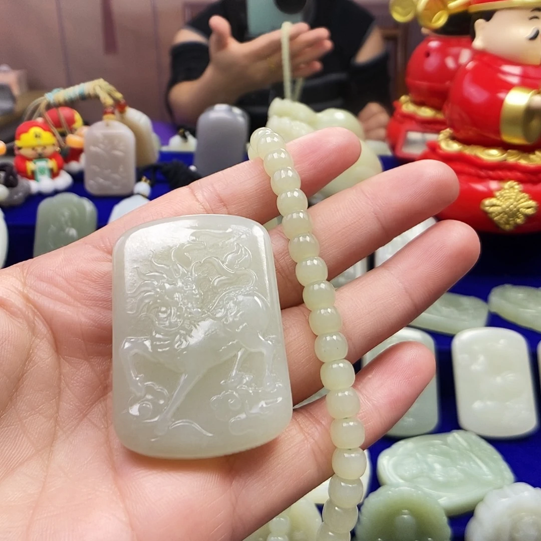 君***涵和田玉未镶嵌颈饰