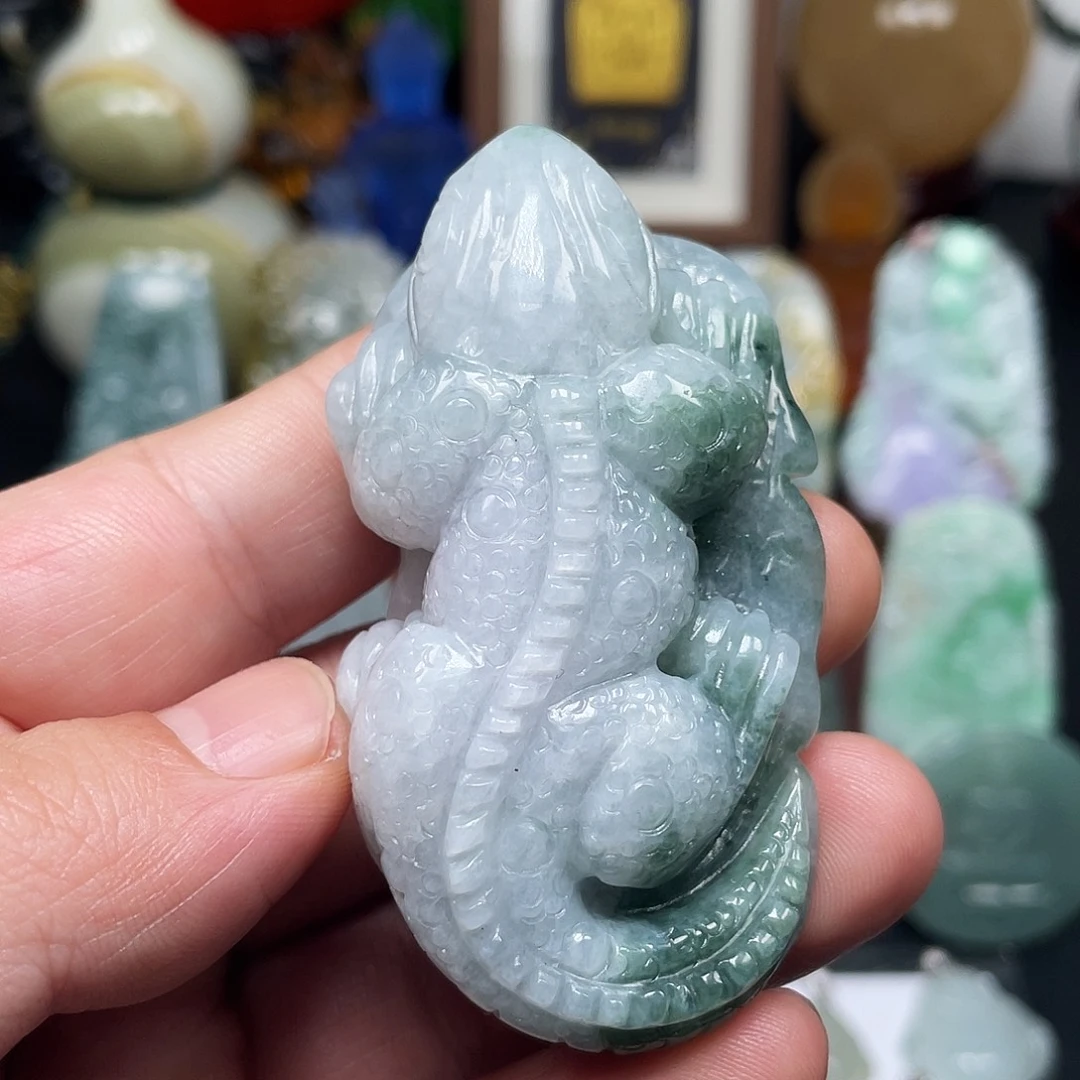 翡翠未镶嵌颈饰蜥蜴