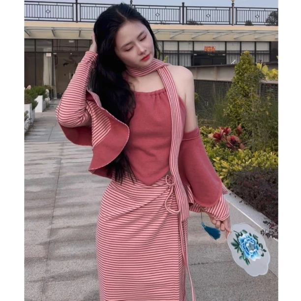 泽蓓花 秋冬复古加绒条纹带胸垫挂脖肚兜上衣+一片式半身裙套装女