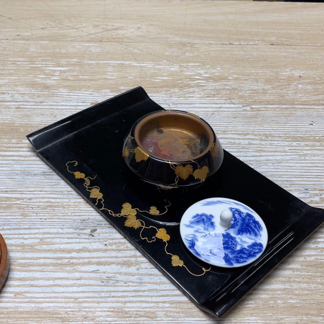 瓷片南**夷密密麻麻地排列着一个