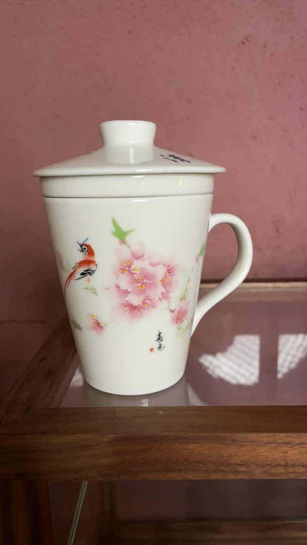 【】景德镇釉上彩花鸟诗文带茶漏办公杯