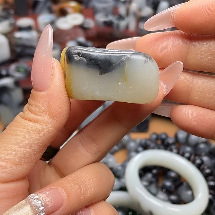 和田玉未镶嵌把件