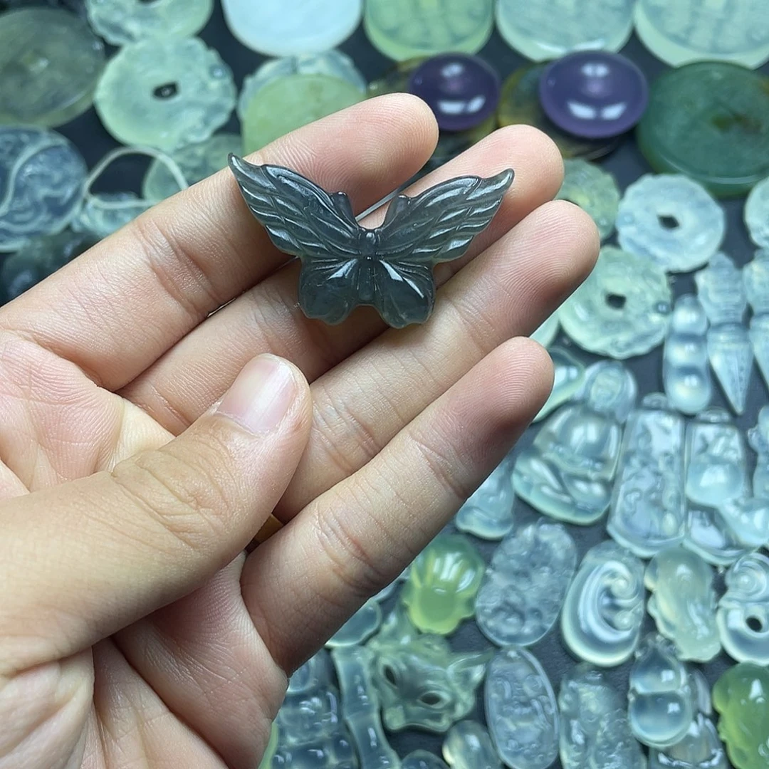 岫玉未镶嵌颈饰蝴蝶