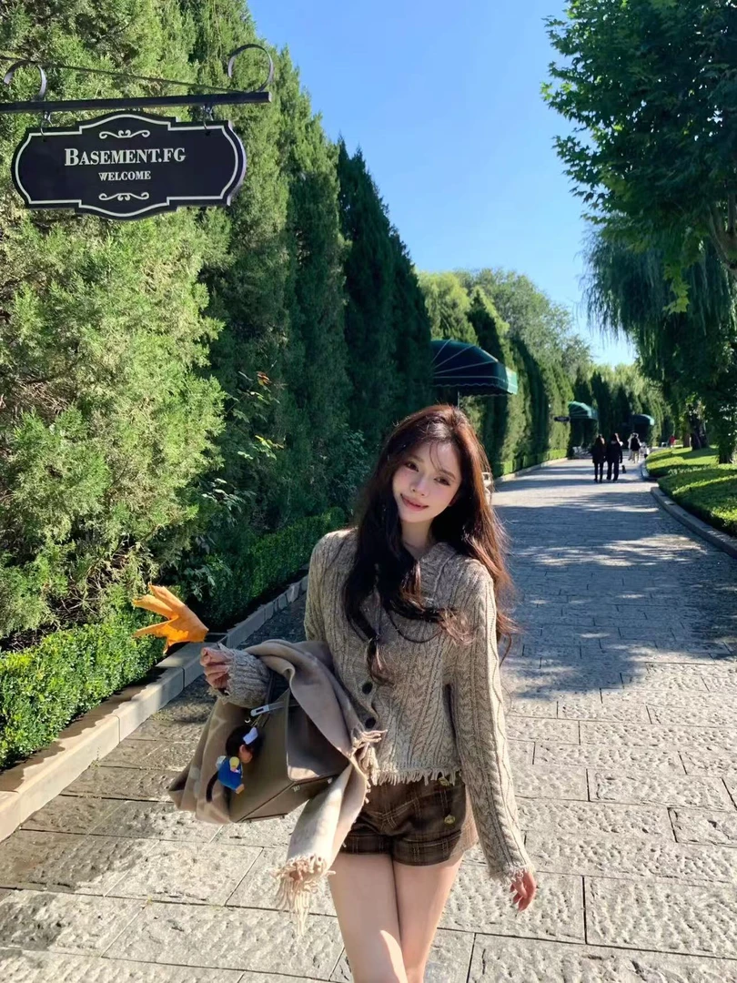 2026秋冬新款韩系气质高级感复古绞花翻领毛衣开衫格纹短裤两件套