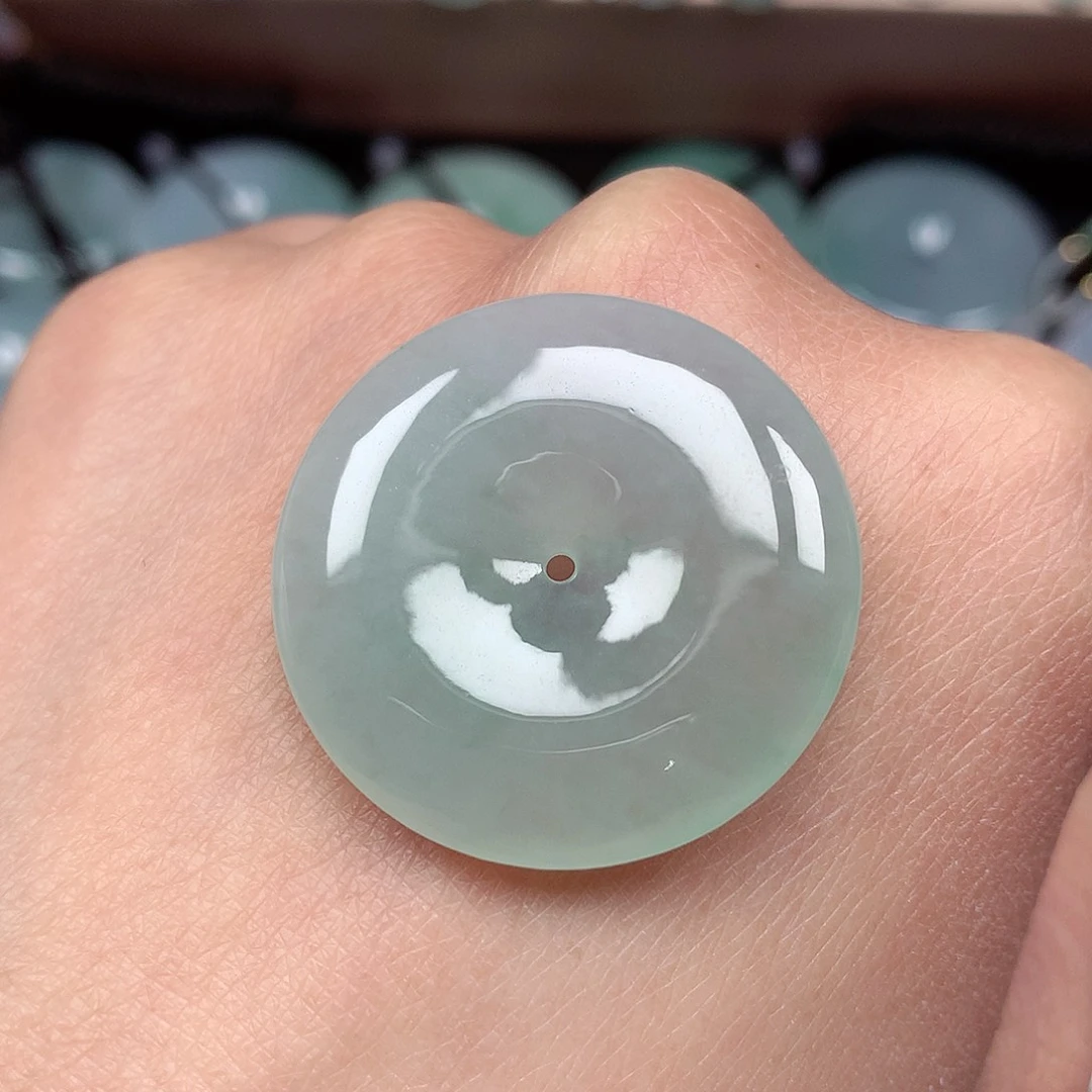 翡翠颈饰未镶嵌平安扣