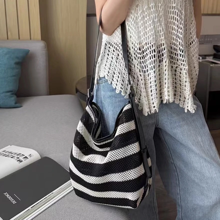 2025新款潮镂空大容量托特包黑白条纹休闲通勤包单肩斜挎包水桶包