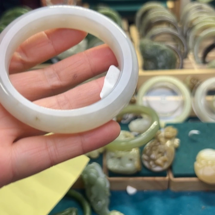 和田玉手镯未镶嵌梦****?56.2圈围70011