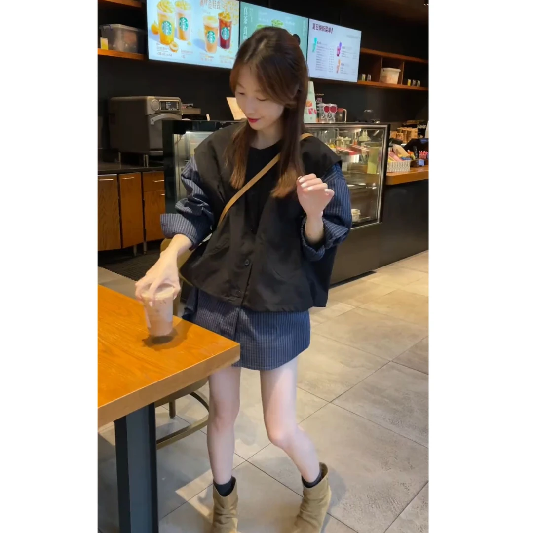 2025早秋新款时尚设计感拼接马甲韩版宽松假两件上衣短裤两件套