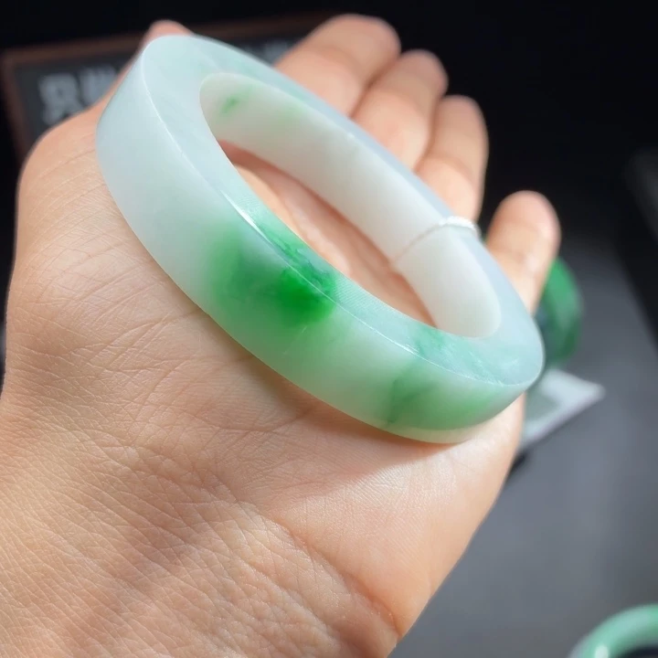 定制翡翠未镶嵌翡翠手镯