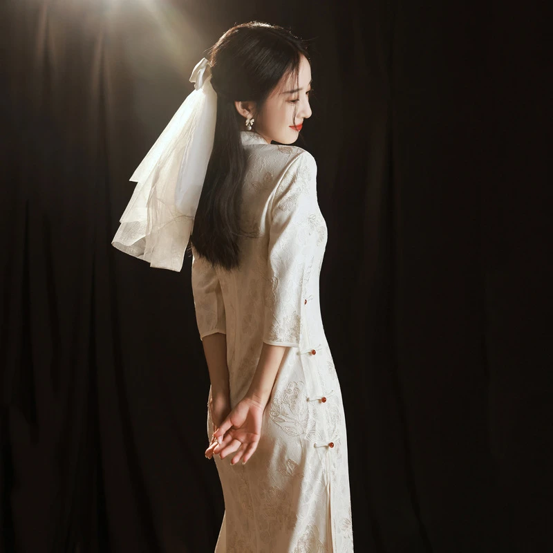 新中式改良白色订婚旗袍女年轻款少女秋季日常素雅高贵长袖连衣裙