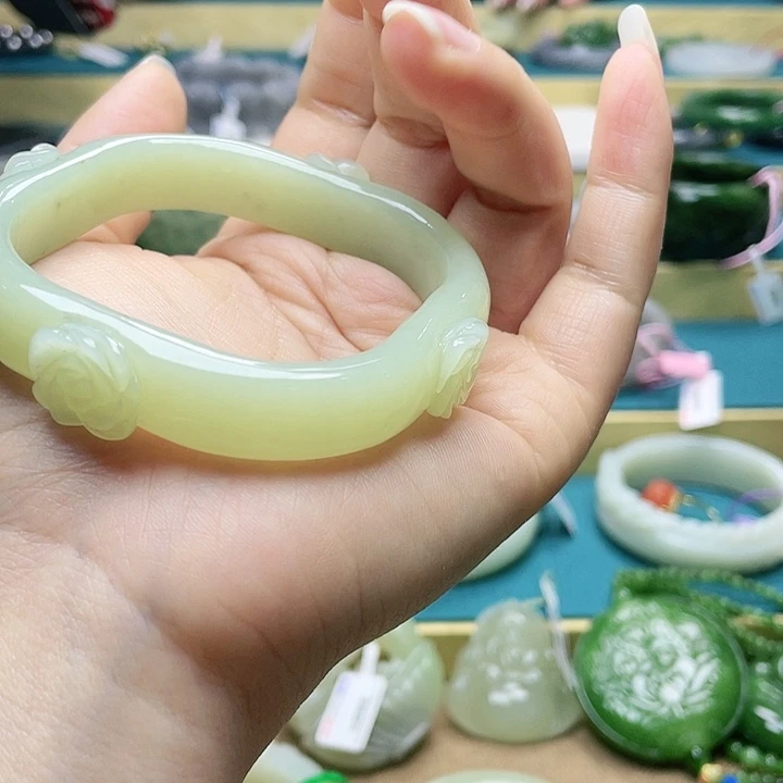 和田玉手镯55圈口。编号70未镶嵌梅*木