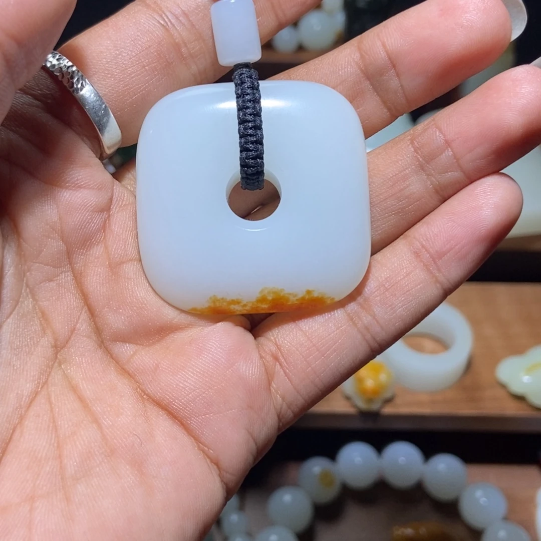 无***事和田玉未镶嵌颈饰