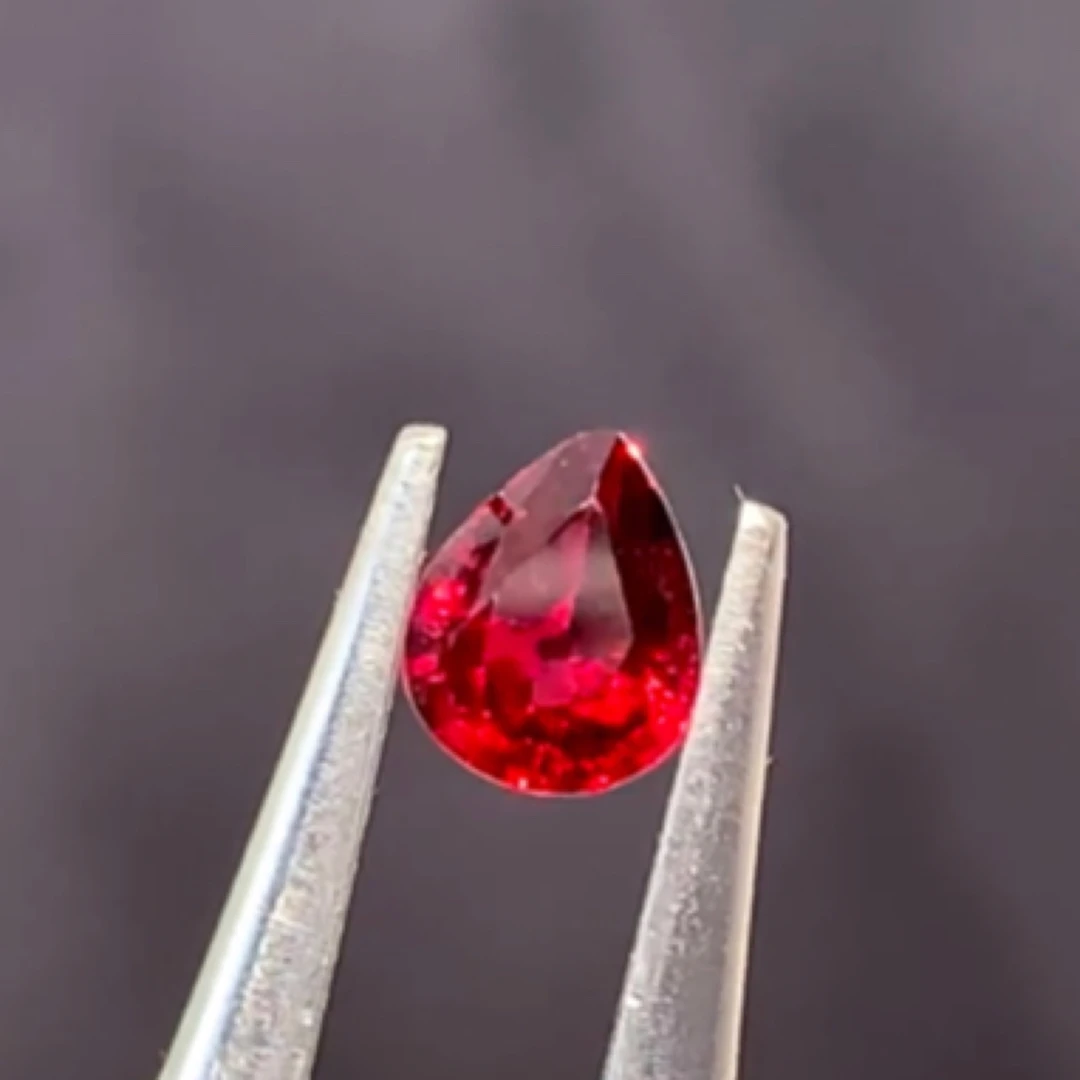 红宝石强荧光感明亮鲜艳切割饱满圆润光泽感强晶体干净0.49克拉