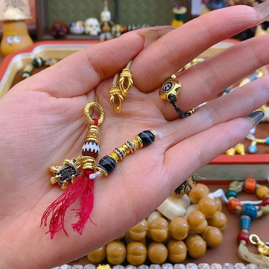 铜铁合金类图片里得。侧挂两个