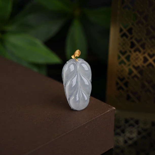 天然翡翠18k金镶小叶子挂件（YW9328）