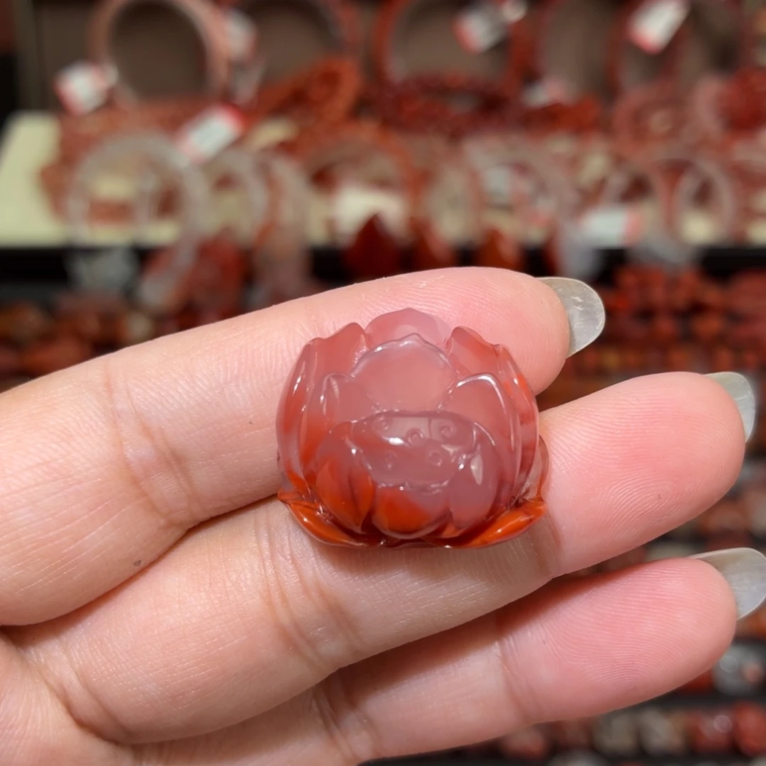 南红玛瑙未镶嵌颈饰荷花