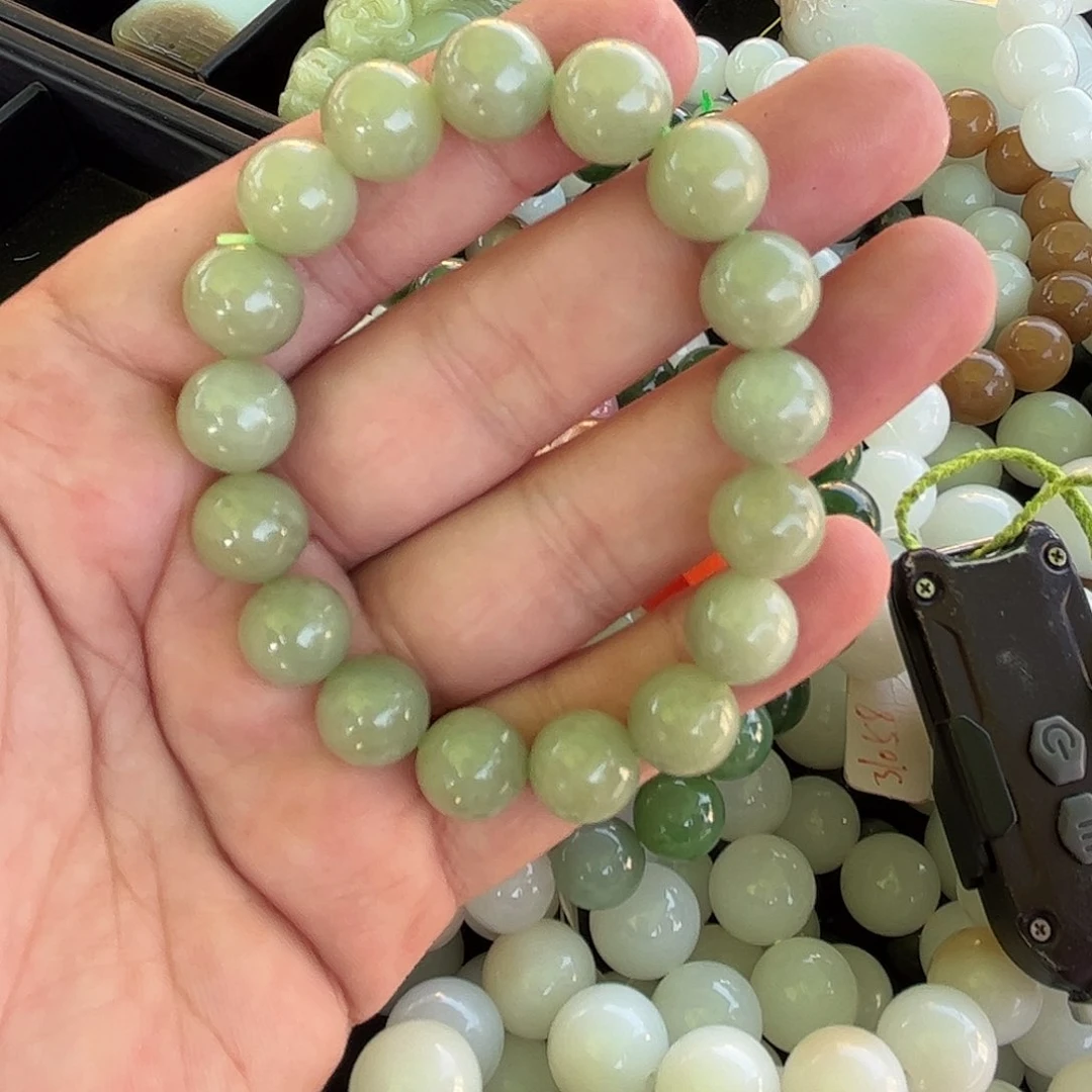 和田玉未镶嵌颈饰中****疆