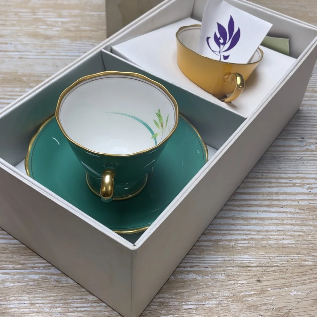 瓷片密密麻麻地排列着一