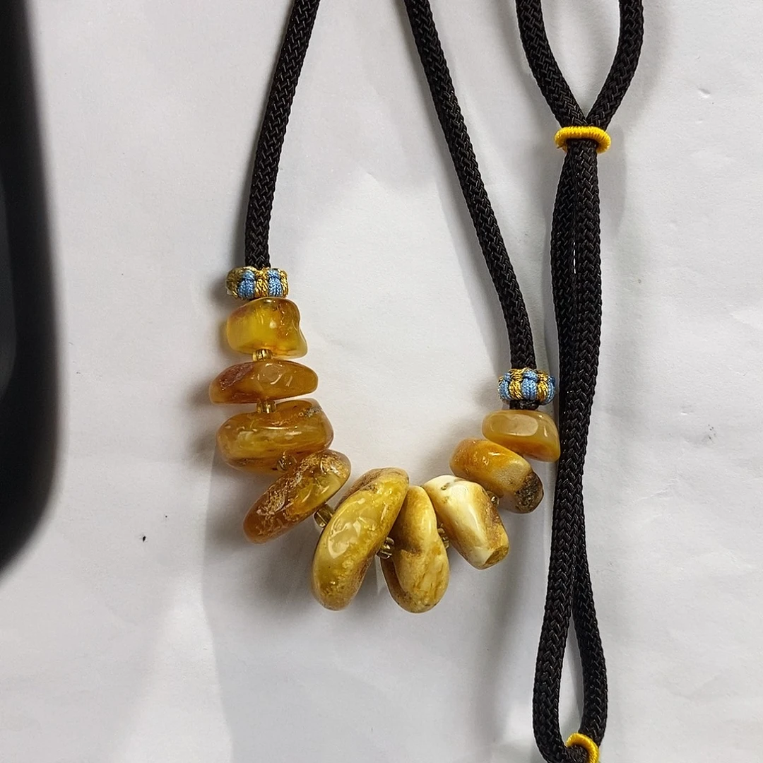 琥珀未镶嵌颈饰多人