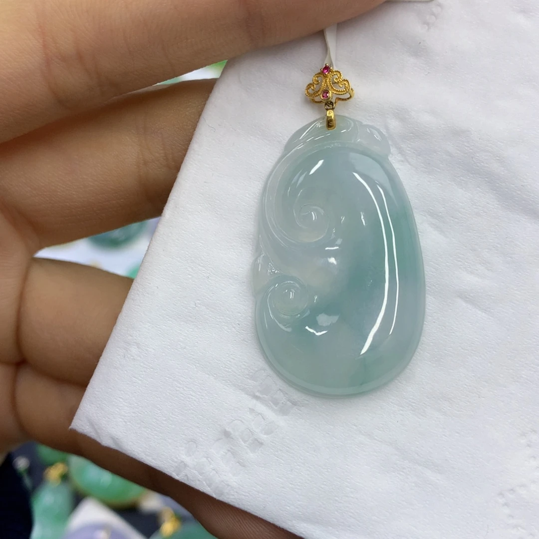 翡翠18K金镶嵌颈饰